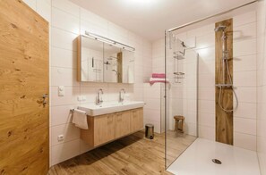 Apartment (Eiche) | Bathroom | Shower, hair dryer, towels