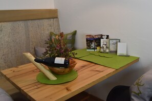 Deluxe-Apartment | Essbereich im Zimmer