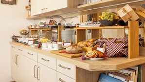 A kitchen counter with various food items, including bread, fruits, and condiments. - Hieserhof (Neustift Im Stubaital)