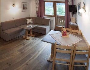 Apartment (Top 1) | Wohnbereich | Tischtennisplatte