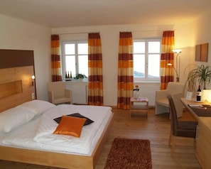 Double Room | Desk, free WiFi, bed sheets - Cobaneshof (Langenlois)