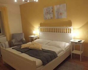 Escritorio, wifi gratis y ropa de cama