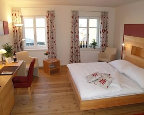 Double Room | Desk, free WiFi, bed sheets