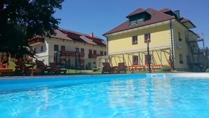 Kauden mukainen ulkouima-allas