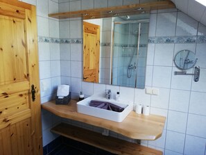 Separat badekar og dusj, hårføner og håndklær