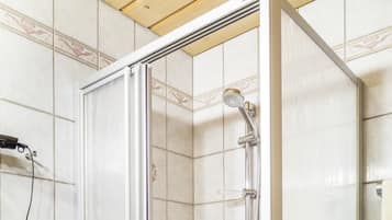 Family Apartment | Bathroom | Free toiletries, towels, soap, shampoo