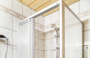 Familienapartment | Badezimmer | Kostenlose Toilettenartikel, Handtücher, Seife, Shampoo