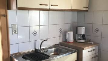 Fridge, stovetop, dishwasher, cookware/dishes/utensils