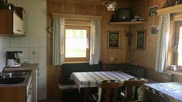 Lemari es, kompor, dan mesin pencuci piring