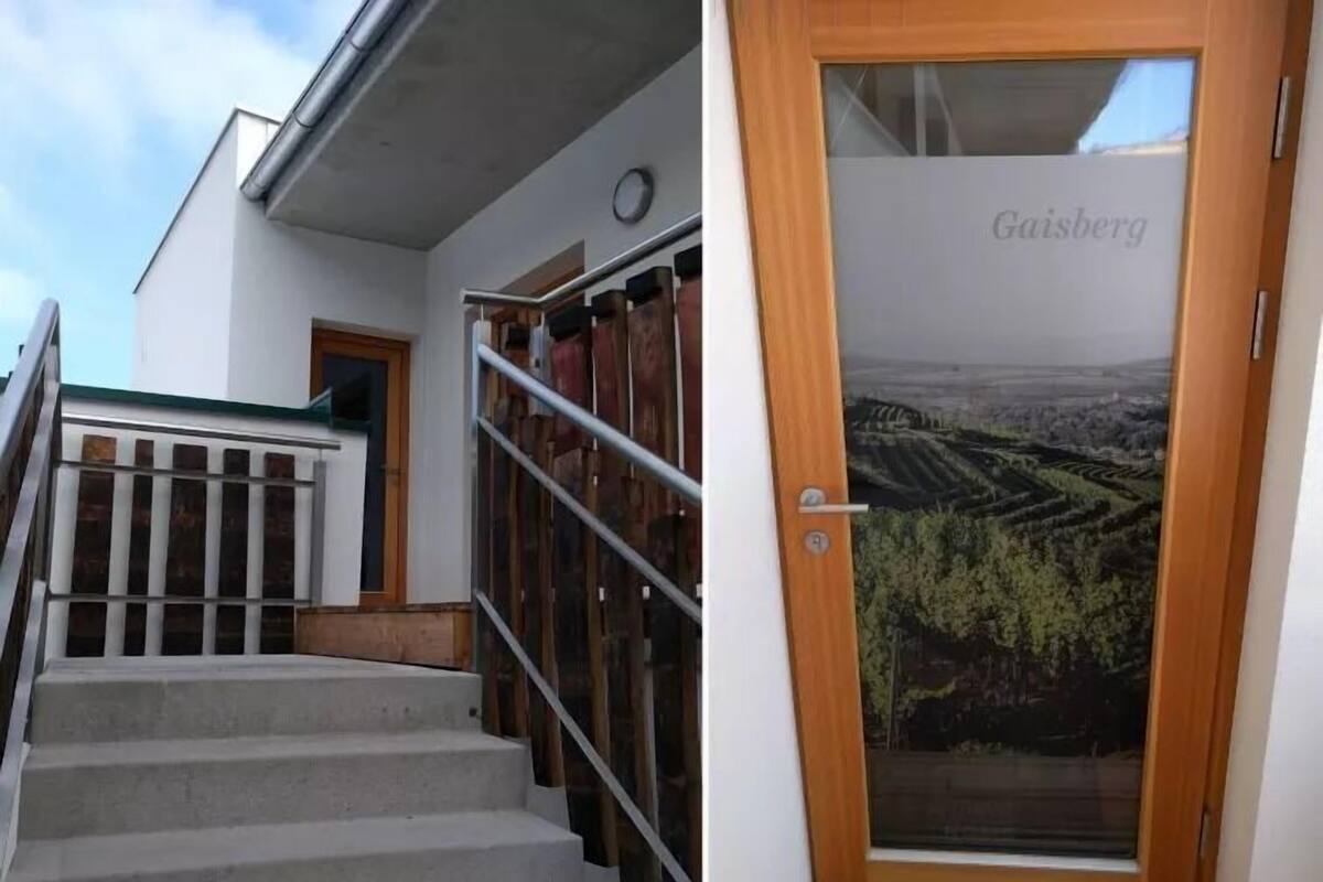 Una escalera conduce a una puerta con vistas al paisaje.