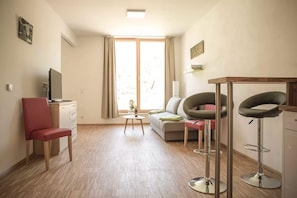 Apartamento (Gaisberg) | Área de estar | TV 47 polegadas com canais via satélite, pisos aquecidos