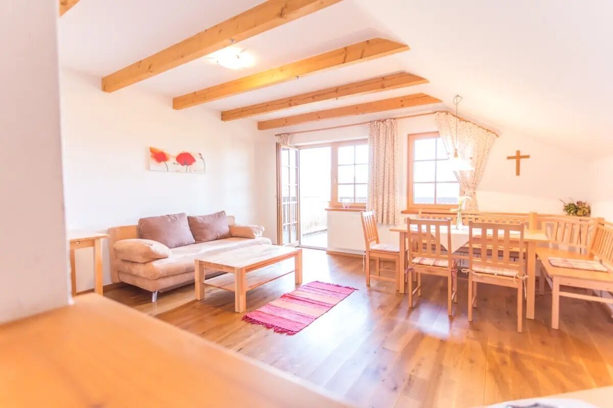 Apartment (Klatschmohn) | Wohnbereich | Flachbildfernseher