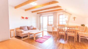 Apartment (Klatschmohn) | Wohnbereich | Flachbildfernseher