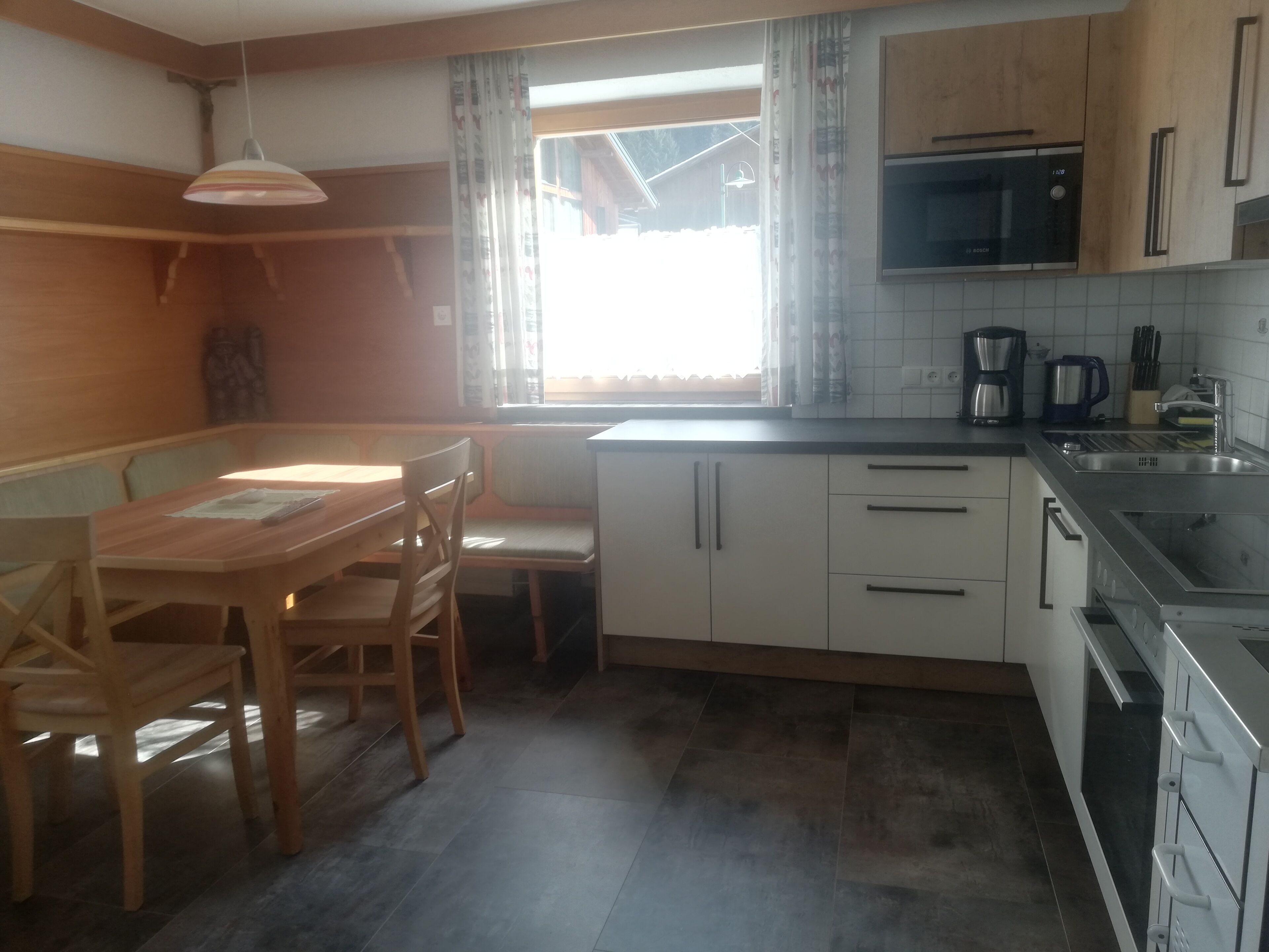 Studio (Schweikert) | Private kitchen | Full-sized fridge, microwave, blender, eco-friendly cleaning products