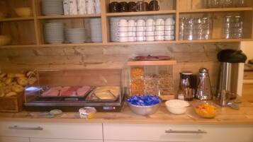 Sarapan prasmanan setiap hari (EUR 12.00 per orang)