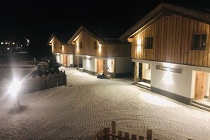 Fassade der Unterkunft – Abend/Nacht