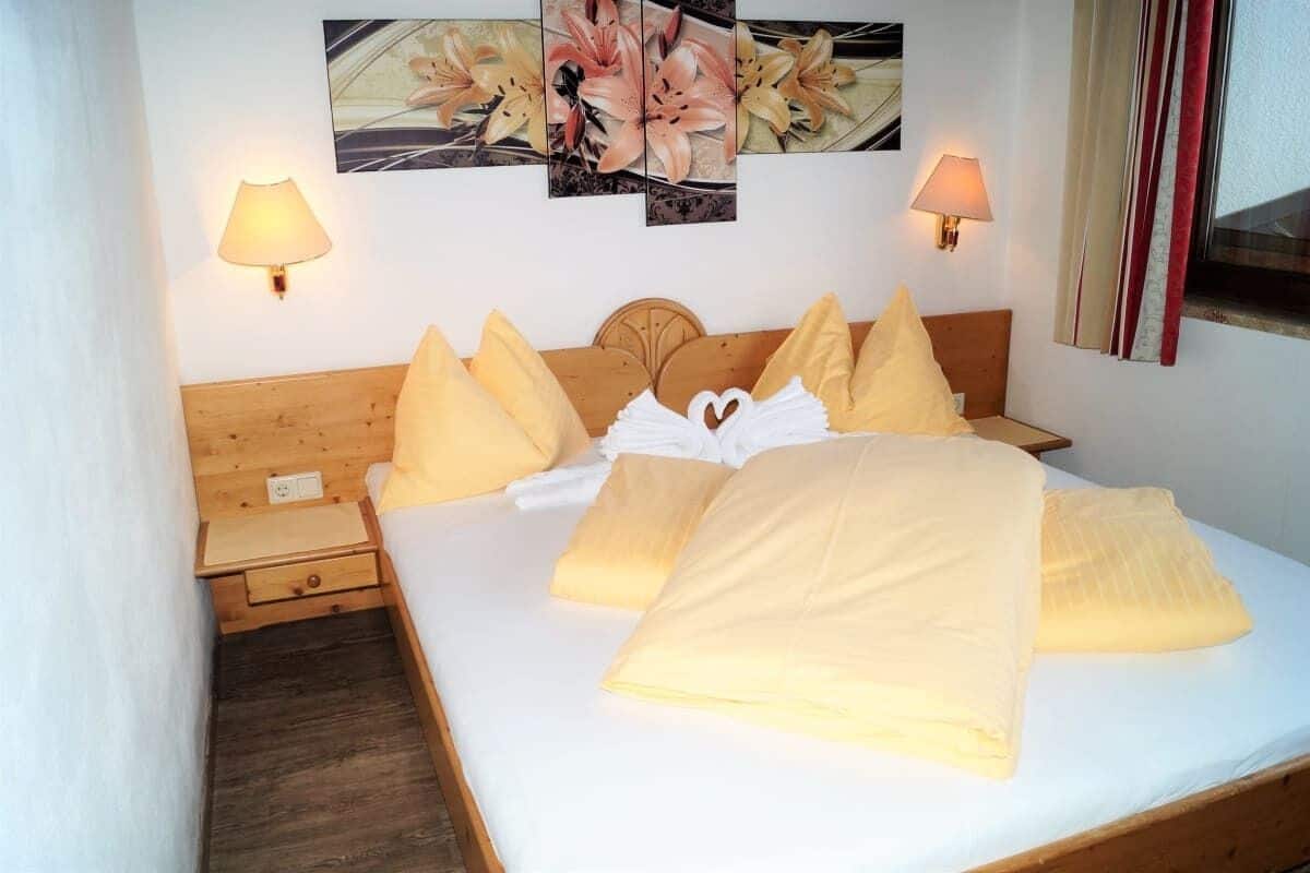 Double Room (Almrausch) | Hypo-allergenic bedding, soundproofing, cots/infant beds, free WiFi