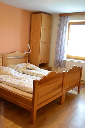 Desk, blackout drapes, cribs/infant beds, travel crib - Bio-Bauernhof Hipp-Bruckner (Großschönau)
