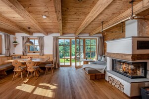 Televisión de pantalla plana, chimenea, piso con calefacción