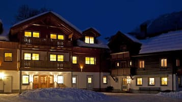 Bagian depan properti - sore/malam