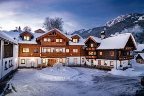 Voorkant accommodatie - avond/nacht