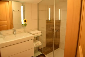 Appartement (Haunold) | Badkamer | Een douche