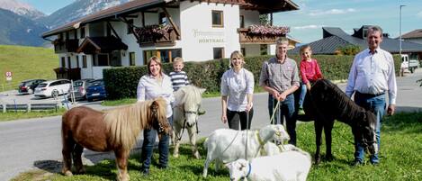 Vista frontal de la propiedad