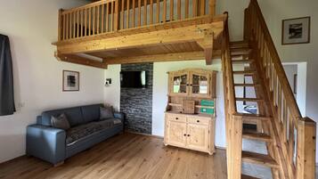 Flat-screen TV, ping pong, heated floors