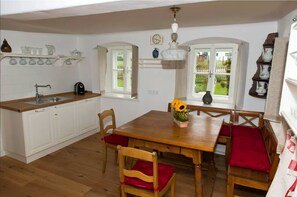 Apartment (Urgmiatlich) | Private kitchen | Fridge, cookware/dishes/utensils - Urguad (Ulrichsberg)