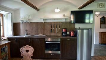 Apartment (Ur-Schee) | Private kitchen | Fridge, cookware/dishes/utensils