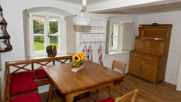 Apartment (Urgmiatlich) | In-room dining