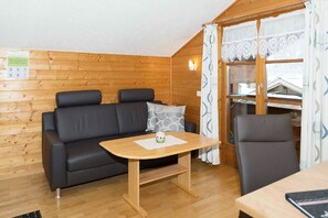 Apartment | Living room | Flat-screen TV, table tennis