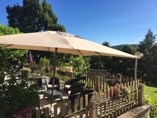 Déjeuner et dîner servis sur place, spécialités Cuisine locale