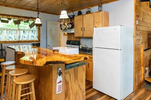 Refrigerador, microondas, parrilla de estufa y cafetera y tetera