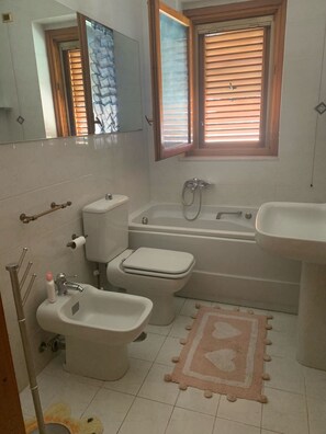 Baignoire, sèche-cheveux, bidet, serviettes fournies