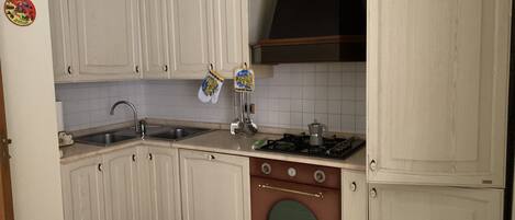 Micro-ondes, cafetière/bouilloire