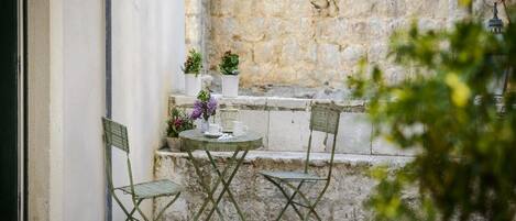 Studio (Studio Apartment) | Hiên