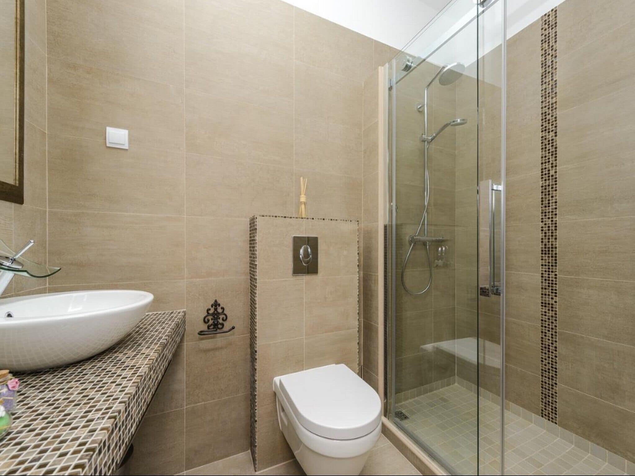 Apartment (One Bedroom Apartment) | Bathroom | Shower, free toiletries, hair dryer, towels