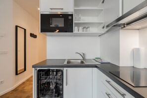 Full-size fridge, microwave, stovetop, dishwasher - Nena Apartments Herrmannplatz (Berlin)