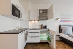 Refrigerador con congelador, microondas y parrilla de estufa 