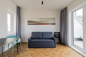 One Bed Room Apartment | Área de sala de estar | Televisión de pantalla plana y piso con calefacción 