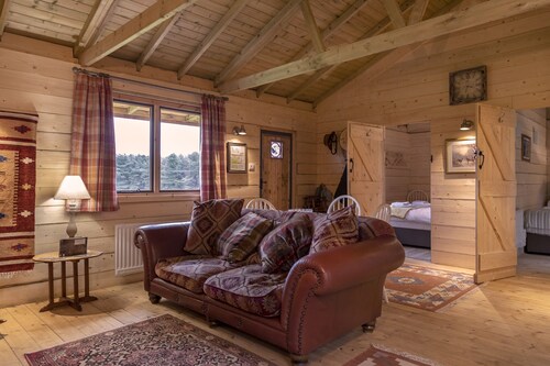 Rustic Log Cabin overlooking Sherwood Forest