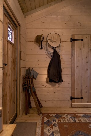 Interior - Rustic Log Cabin overlooking Sherwood Forest (Bilsthorpe, Newark)