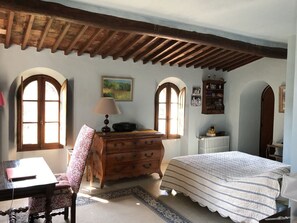 4 chambres, fer et planche à repasser, Wi-Fi, draps fournis