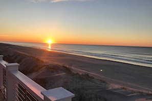 On the beach - Beachfront Oasis w/ 2 Large Decks, BBQ & Views! (Topsail Beach)