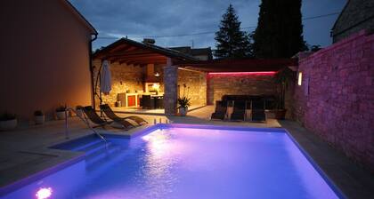 HEATED OUTDOOR POOL + Spa Whirlpool + Sauna: Stone villa with private pool