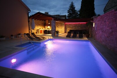 HEATED OUTDOOR POOL + Spa Whirlpool + Sauna: Stone villa with private pool
