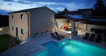 HEATED OUTDOOR POOL + Spa Whirlpool + Sauna: Stone villa with private pool