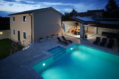 HEATED OUTDOOR POOL + Spa Whirlpool + Sauna: Stone villa with private pool