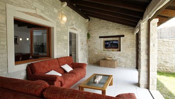 Smart TV, fireplace, video games, DVD player